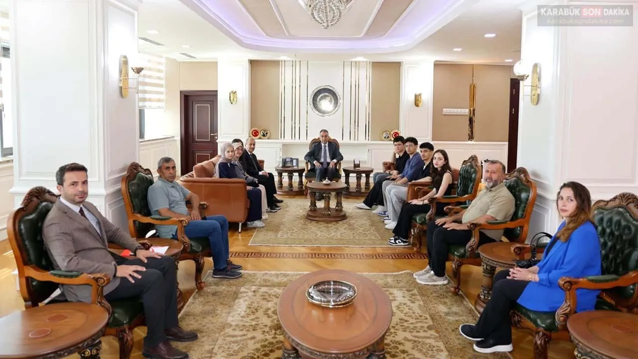 KARABÜK VALİSİ ÇAĞATAY YKS ŞAMPİYONLARI VE DERECEYE GİREN ÖĞRENCİLERİ AĞIRLADI