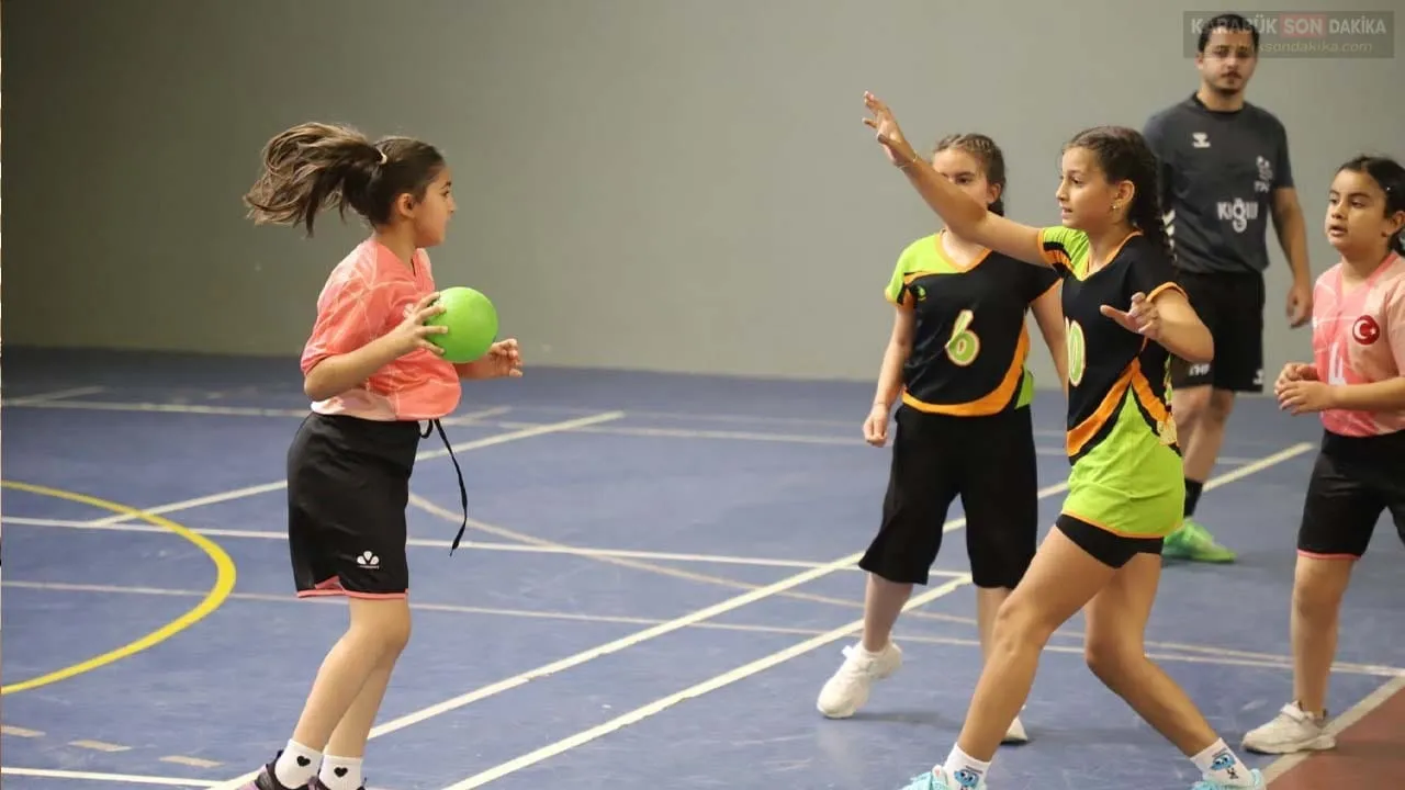 OKUL SPORLARINDA HENTBOL HEYECANI: ŞAMPİYON ÜNSAL TÜLBENTÇİ İLKOKULU