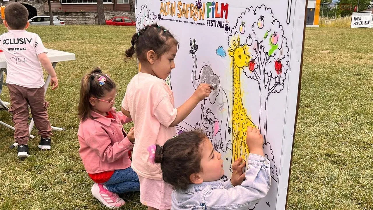 SAFRANBOLU’DA ÇOCUKLARIN SANAT ŞÖLENİ